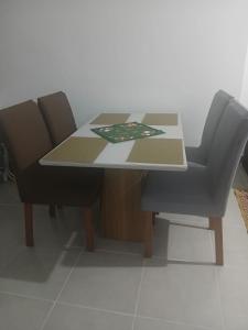 tavolo da pranzo con 2 sedie e tavolo con di Residencial Terra Mater a Porto Seguro