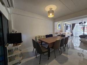 a dining room with a table and chairs at The Bliss House Bangsaen in Ban Laem Thaen