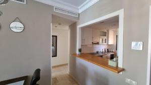 Η κουζίνα ή μικρή κουζίνα στο Apartment with a beautiful view with a terrace in Roda golf & Beach resort