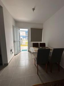 una sala da pranzo con tavolo e sedie di Residencial Terra Mater a Porto Seguro