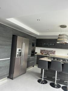 Kuchyňa alebo kuchynka v ubytovaní Luxury Seafront Apartment 3BR Ta Xbiex