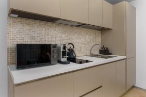 a kitchen counter with a microwave and a sink at Astria Mediterana - Complex Novum in Olimp