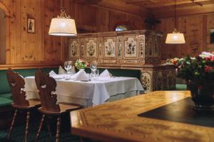 ein Esszimmer mit Tisch, Stühlen und Beleuchtung in der Unterkunft Hotel Madrisa in Gargellen