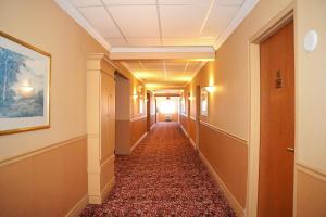 a corridor of an office building with a long hallway at The Glengate Hotel & Suites in Niagara Falls