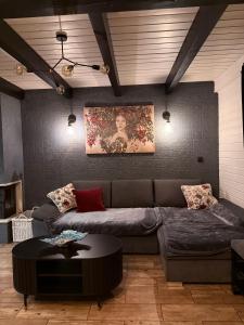 salon z kanapą i stołem w obiekcie Domek w lesie nad zalewem w mieście Chańcza
