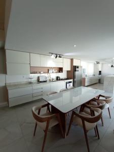 Kuchyň nebo kuchyňský kout v ubytování Luxuosa casa, a 150m da praia + 38 fotografií