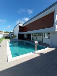 Bazén v ubytování Luxuosa casa, a 150m da praia nebo v jeho okolí