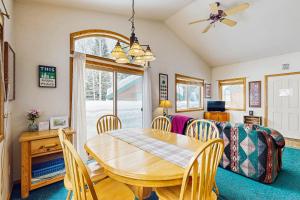 Et tv og/eller underholdning på Cottage Court Condo