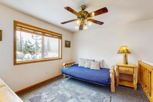 En eller flere senge i et værelse på Cottage Court Condo + 15 billeder