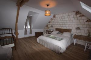 Ένα ή περισσότερα κρεβάτια σε δωμάτιο στο l'abreuvoir de rivière +28 φωτογραφίες