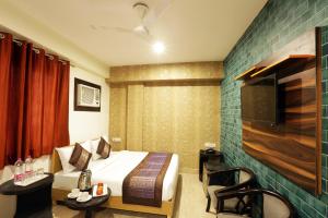 Postel nebo postele na pokoji v ubytování Hotel Classic Plaza At Delhi Airport