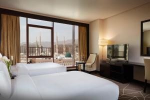 Giường trong phòng chung tại Pullman Zamzam Madina