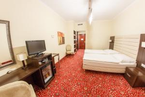 Televiisor ja/või meelelahutuskeskus majutusasutuses Hotel Kristály Imperial