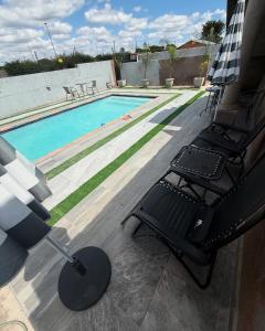 Bazén v ubytování The Pool_deck apartment nebo v jeho okolí