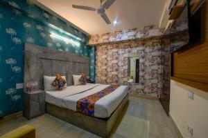 Postel nebo postele na pokoji v ubytování Hotel Classic Plaza At Delhi Airport