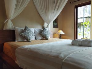 Postel nebo postele na pokoji v ubytování Umah Ubud Guest House + 30 fotografií