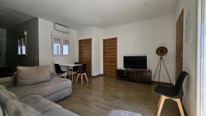 a living room with a couch and a table at Optimus Japón in Coria del Río