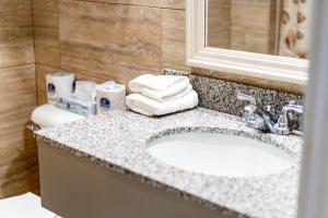 Koupelna v ubytování Beach Harbor Resort + 53 fotografií