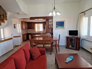 TV a/nebo společenská místnost v ubytování The Mirador Boutique Villa with Scenic Sea View