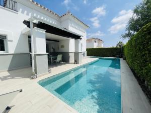 ein Swimmingpool im Hinterhof eines Hauses in der Unterkunft La Torre Golf 3-Bed Villa- Heated Pool and Hot Tub in Las Armeras