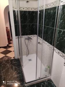 a shower with a glass enclosure in a bathroom at Precioso apartamento con vistas al Mar. in La Cala de Mijas