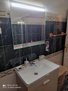 a bathroom with a sink and a mirror at Precioso apartamento con vistas al Mar. in La Cala de Mijas +15 photos
