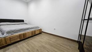 Un dormitorio con una cama en una habitación blanca. en Optimus Caura, en Coria del Río