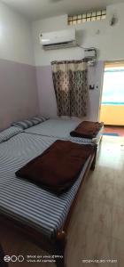 Postel nebo postele na pokoji v ubytování Shree chendur Residency ROOMS