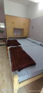 Postel nebo postele na pokoji v ubytování Shree chendur Residency ROOMS
