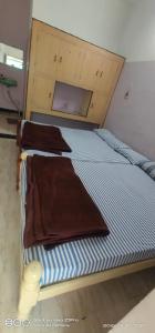 Postel nebo postele na pokoji v ubytování Shree chendur Residency ROOMS