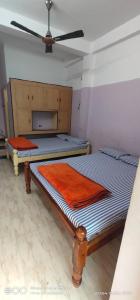 Postel nebo postele na pokoji v ubytování Shree chendur Residency ROOMS