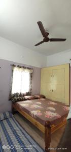 Postel nebo postele na pokoji v ubytování Shree chendur Residency ROOMS