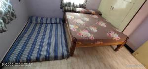 Postel nebo postele na pokoji v ubytování Shree chendur Residency ROOMS