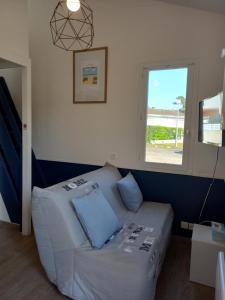 a living room with a couch and a window at Atlantique 165 in La Faute-sur-Mer