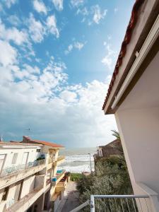 a view of the beach from the balcony of a building at Appartamento Fronte Mare con Ampio Terrazzo - Privitera in Villaggio Azzurro