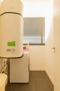 cocina con electrodomésticos blancos en una habitación en Gran Descanso, en La Oliva