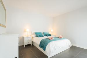 Un dormitorio con una cama con dos almohadas de Hello Kitty encima. en Gran Descanso, en La Oliva 39 fotos más