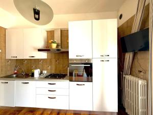 A kitchen or kitchenette at Casa Vacanze Breva Még 25 kép