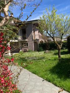 A garden outside AL CLISI graziosa mansarda