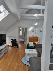a living room with a couch and a table at Im Löwental Galeriewohnung an der Ruhr, 2 Schlafzimmer auf 2 Ebenen in Essen