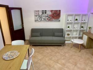 Uma área de estar em NewDesign - Apartment in the Heart of Sassari