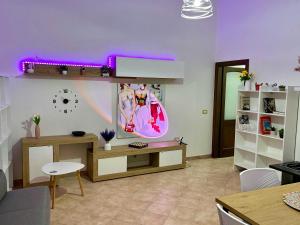 uma sala de estar com uma mesa e um relógio na parede em NewDesign - Apartment in the Heart of Sassari em Sassari