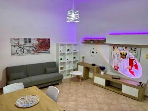 uma sala de estar com um sofá e uma mesa em NewDesign - Apartment in the Heart of Sassari em Sassari