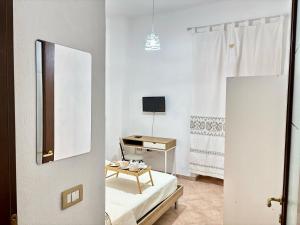 Uma televisão e/ou sistema de entretenimento em NewDesign - Apartment in the Heart of Sassari