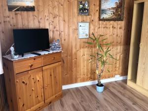 TV a/nebo společenská místnost v ubytování Ferienbungalow Karnitz/Rügen + 3 fotografie