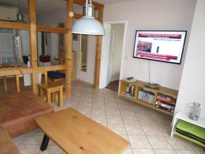 TV a/nebo společenská místnost v ubytování Ferienwohnung Ginster mit eigener Sauna