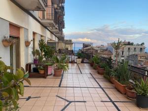 Un balcón con plantas en macetas en un edificio. en Terrazzo fiorito, en Catania