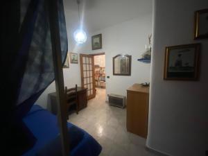 - Vistas a una habitación con cama y pasillo en Terrazzo fiorito, en Catania