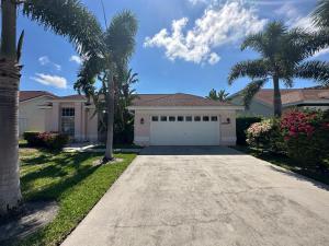 a house with palm trees and a driveway at Villa Vera with Lake view in Naples