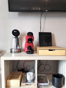 a shelf with a coffee maker and a blender at La Maison au bord de Saône in Pagny-la-Ville
